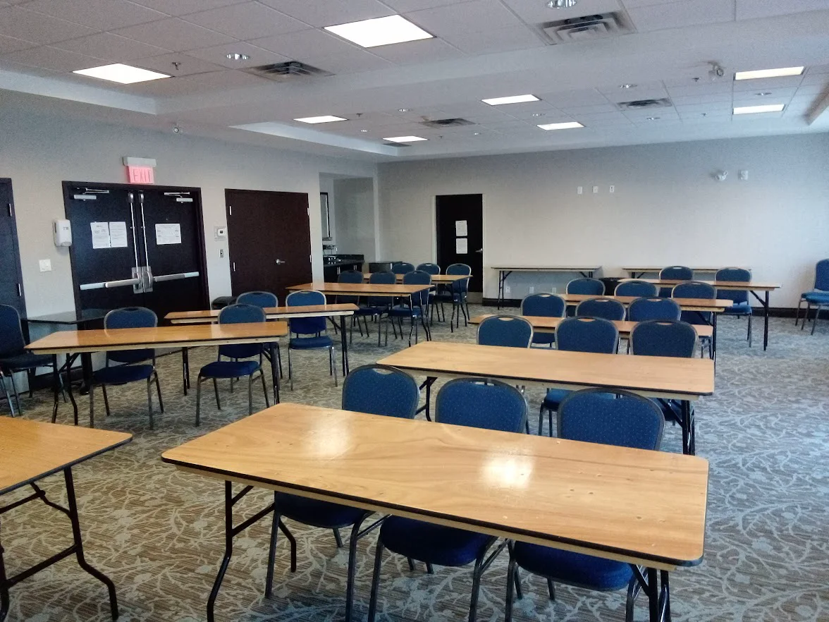Classroom-style seminar room setup with tables and chairs